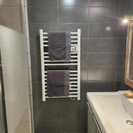 Agreable Renove Situe Dans Les Hauteurs De Appartement *